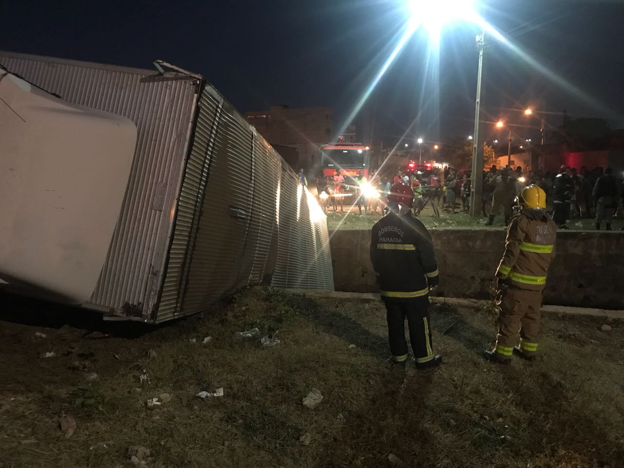 Caminhão carregado de fogos de artifício tomba em Sousa WSCOM