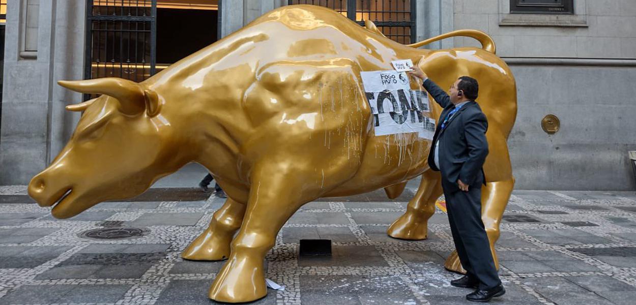 Touro de ouro amanhece um cartaz grudado Fome em São Paulo WSCOM