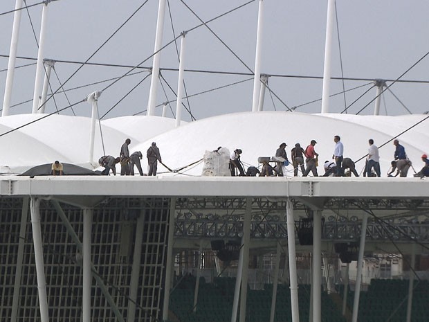 Parte de cobertura da arena fonte nova se rompe, em salvador