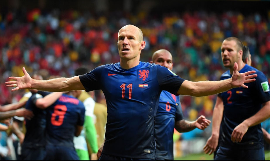 Holanda surpreende Espanha com goleada e vinga 2010