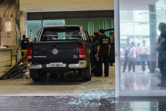 Caminhonete invade Ministério da Fazenda e Polícia Federal é acionada | WSCOM