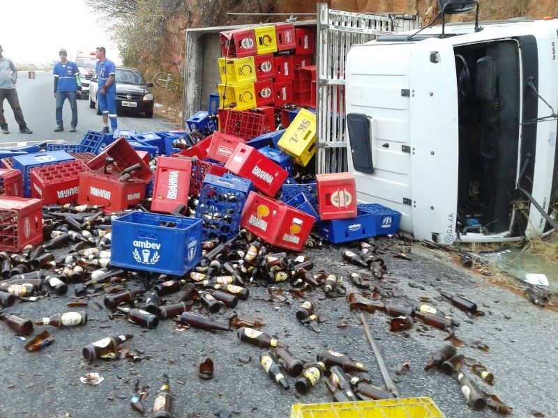 Motorista perde o controle e caminhão baú tomba no trevo do Novo Prado -  Bahia ExtremoSul