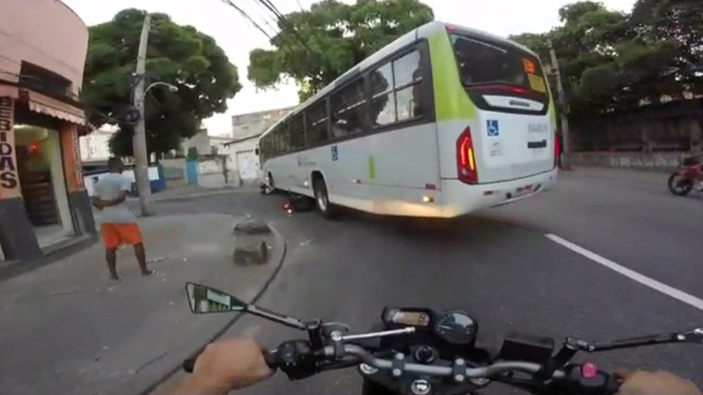 Ônibus passa por cima de motoqueiro; veja vídeo - WSCOM