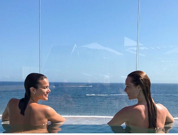 Marquezine posa de topless com mariana ximeses
