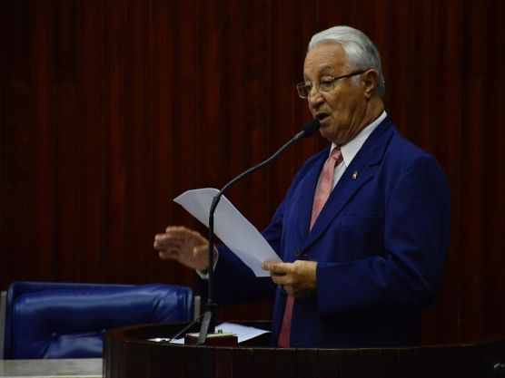 Deputado chama temer de cão e diz que presidente leva desgraça ao povo