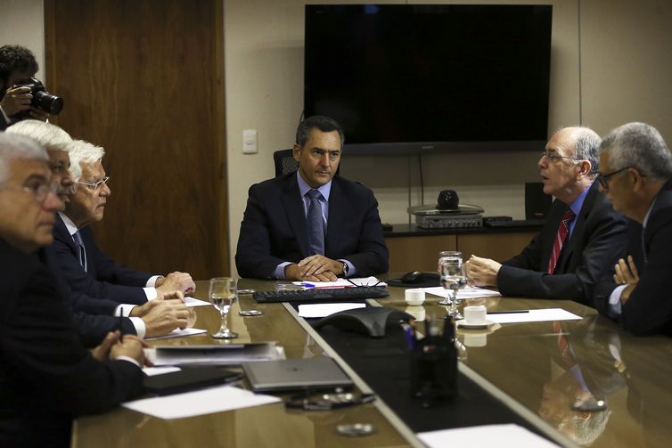 Mesmo com aumentos seguidos, governo manterá política de combustíveis