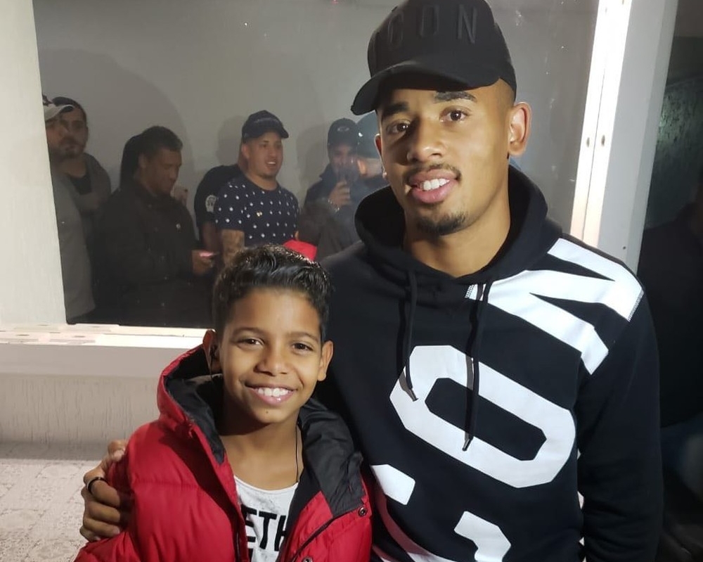 MC Bruninho conhece Gabriel Jesus e segue tática para virar 'astro