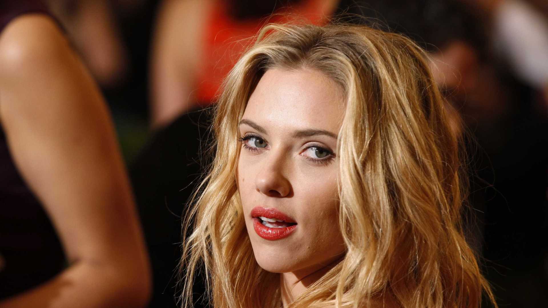 Scarlett Johansson desabafa sobre ver sua imagem usada em filmes pornôs |  WSCOM