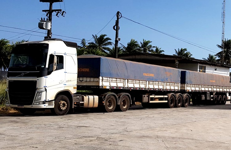 Motorista é flagrado com carga de 48 toneladas de feijão preto