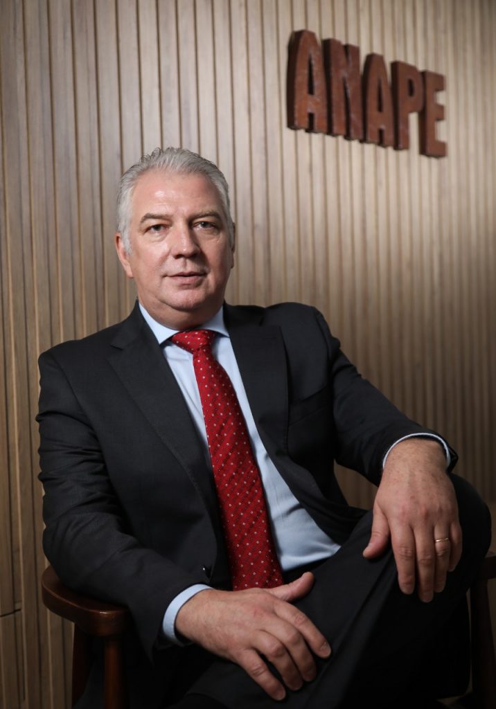 Presidente da Anape, Telmo Lemos Filho, recebe a medalha Senador Humberto Lucena da ALPB, nesta