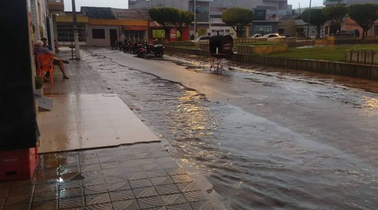 Folha Patoense - Pancadas de chuva na noite de hoje em Patos.