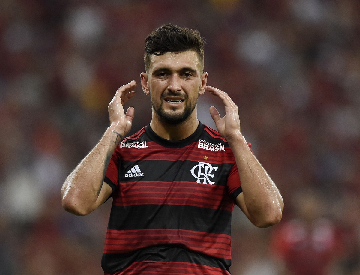 Arrascaeta é convocado e poderá desfalcar o Flamengo em clássico