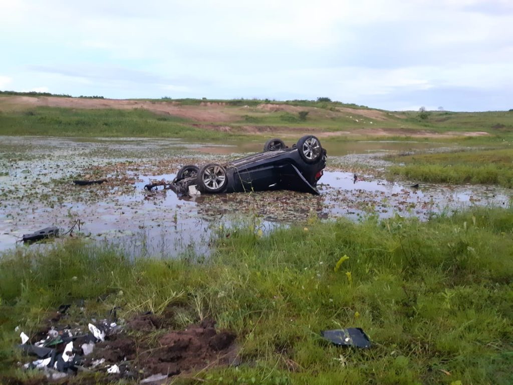 JPB2, Motorista perde controle do carro após ultrapassar carreta e capota  na BR-230