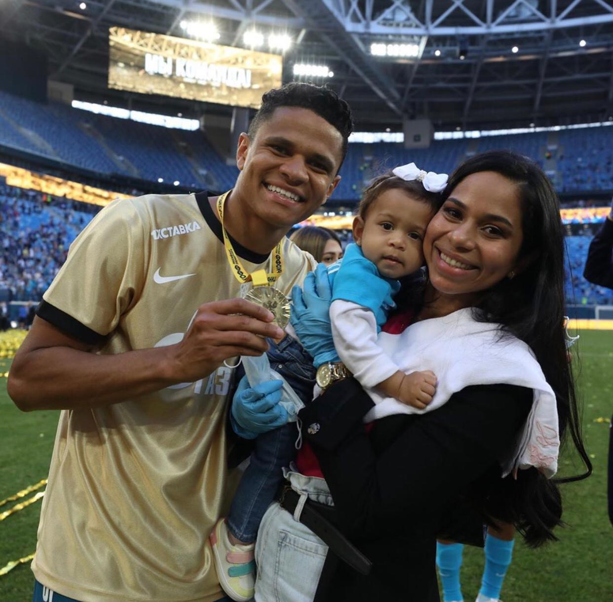 Douglas Santos levanta taça e comemora feito do Zenit como maior campeão da  Rússia