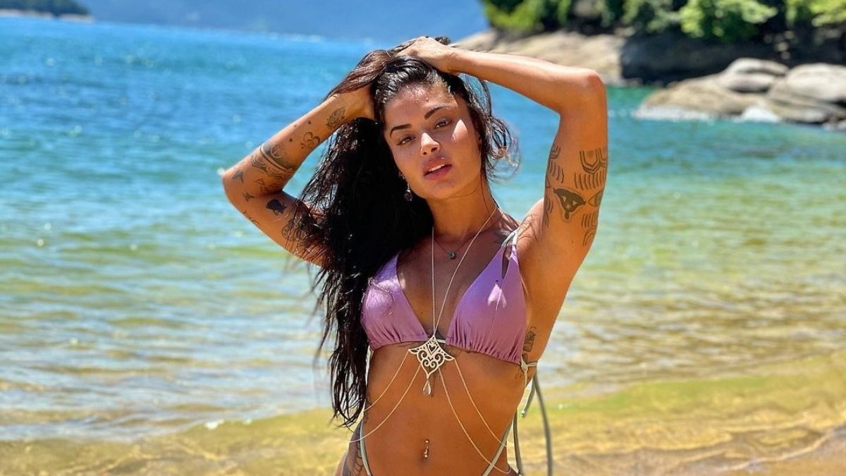 Aline Riscado surge de biquíni em banho de cachoeira no Rio | WSCOM