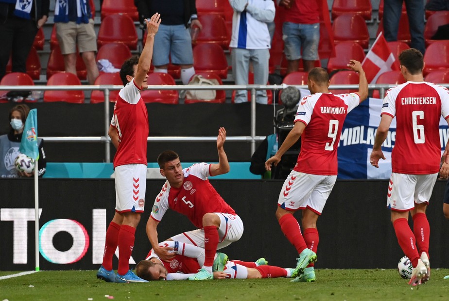 Jogador da Premier League sofre parada cardíaca em campo