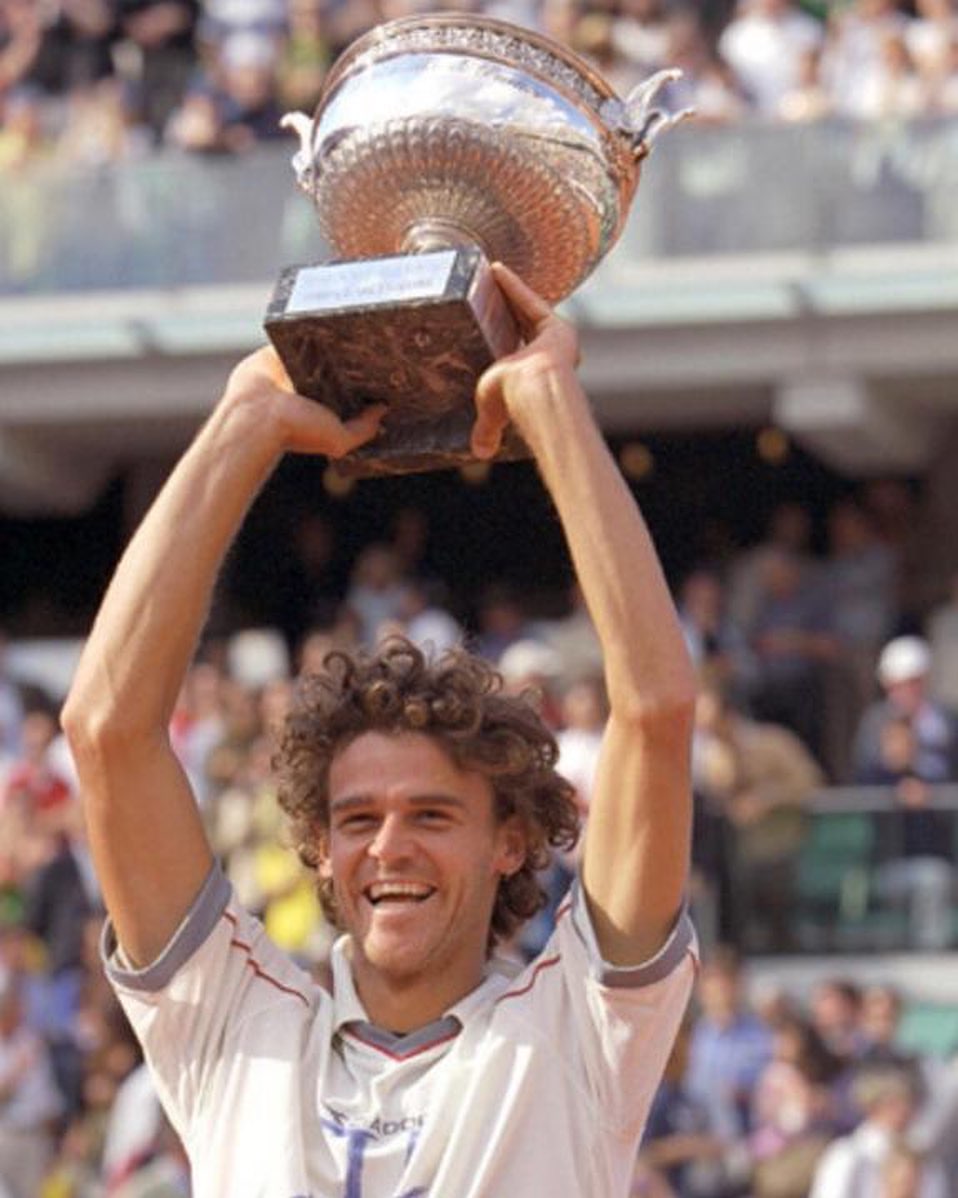 Surto História: 20 anos do tricampeonato de Gustavo Kuerten em Roland  Garros - Surto Olímpico